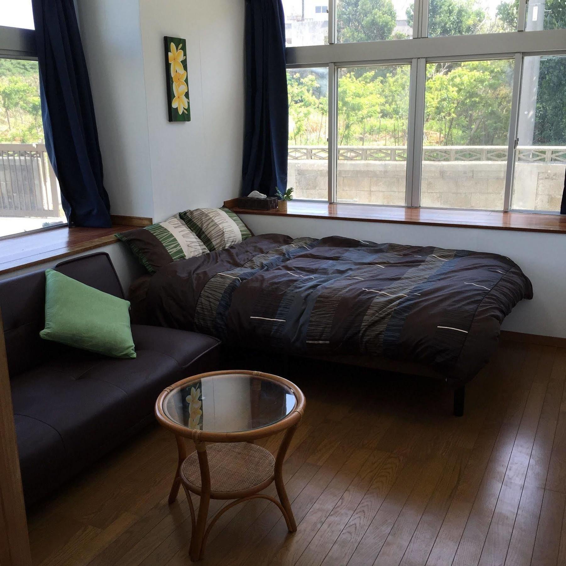 Guesthouse Seagull Village Мотобу Экстерьер фото