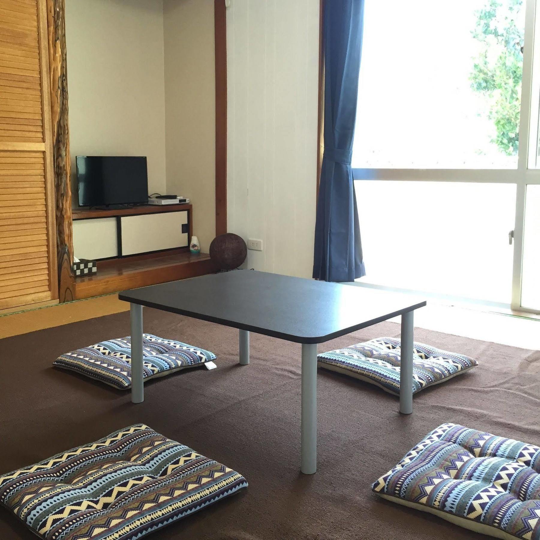 Guesthouse Seagull Village Мотобу Экстерьер фото